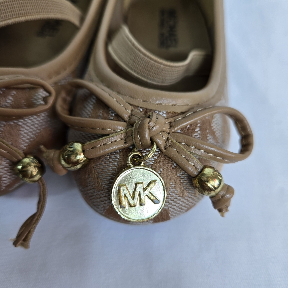 Michael Kors Toddler Girl Tan Fatima Signature‎ Print Logo Charms Ballet Flats 5 - Picture 7 of 9